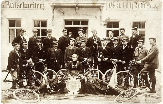 Radfahrer vor dem Gasthaus Aufschnaiter / Kirchenwirt
